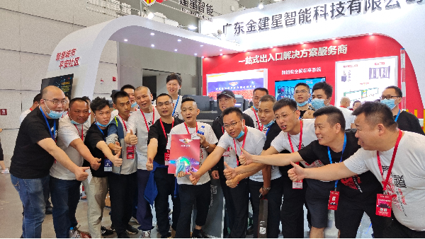 大環(huán)境影響下，伸縮門廠家如何在西安展會(huì)脫穎而出？